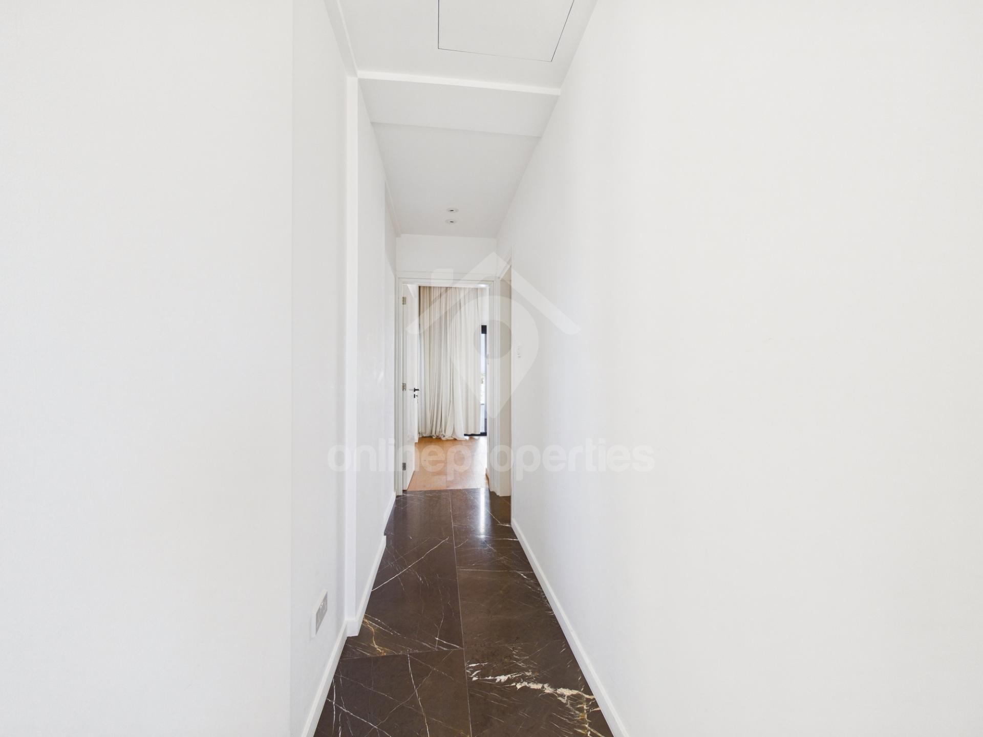 To change image, hover mouse over thumbnails below