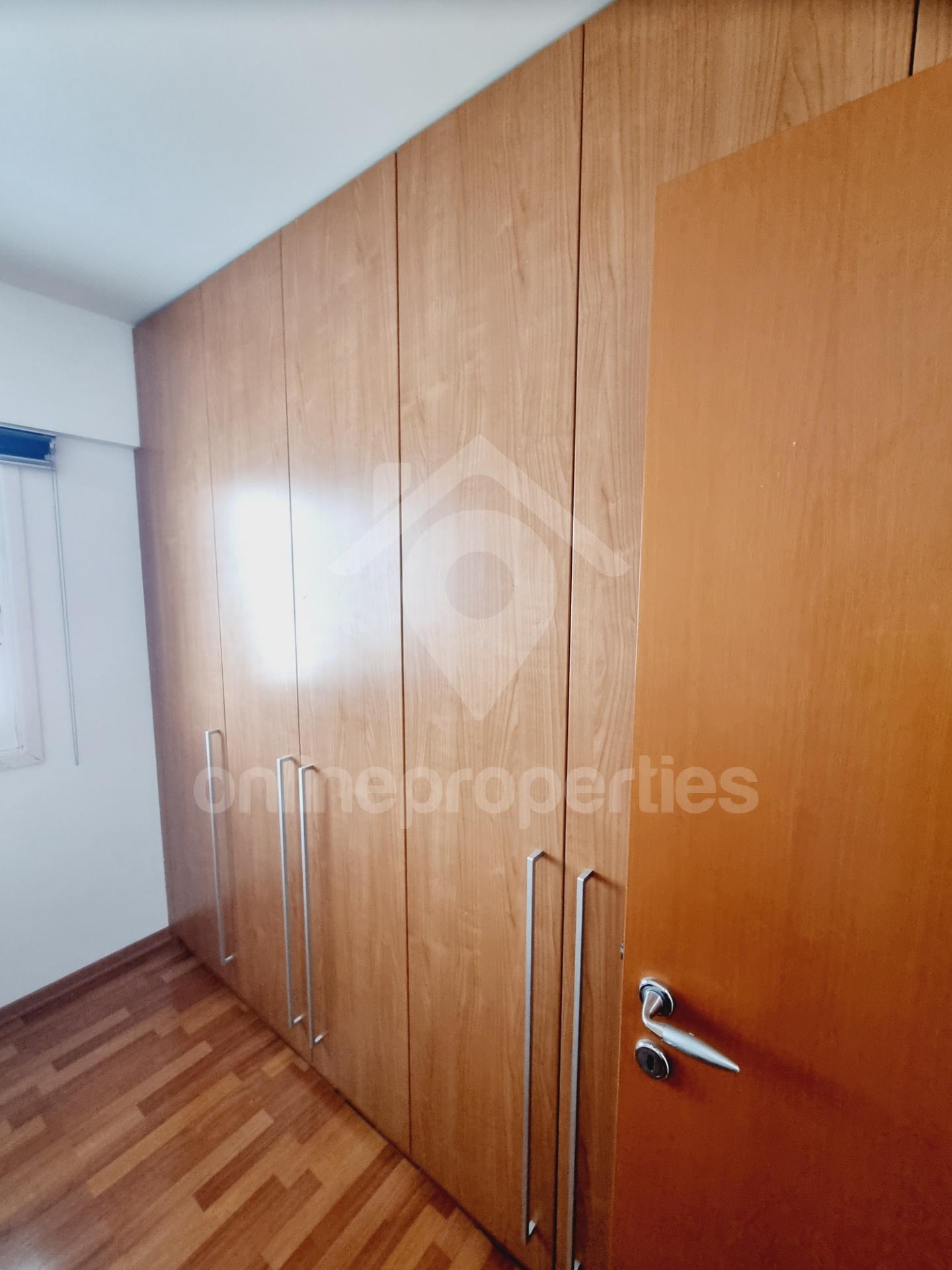 To change image, hover mouse over thumbnails below