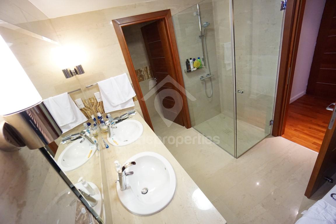 To change image, hover mouse over thumbnails below