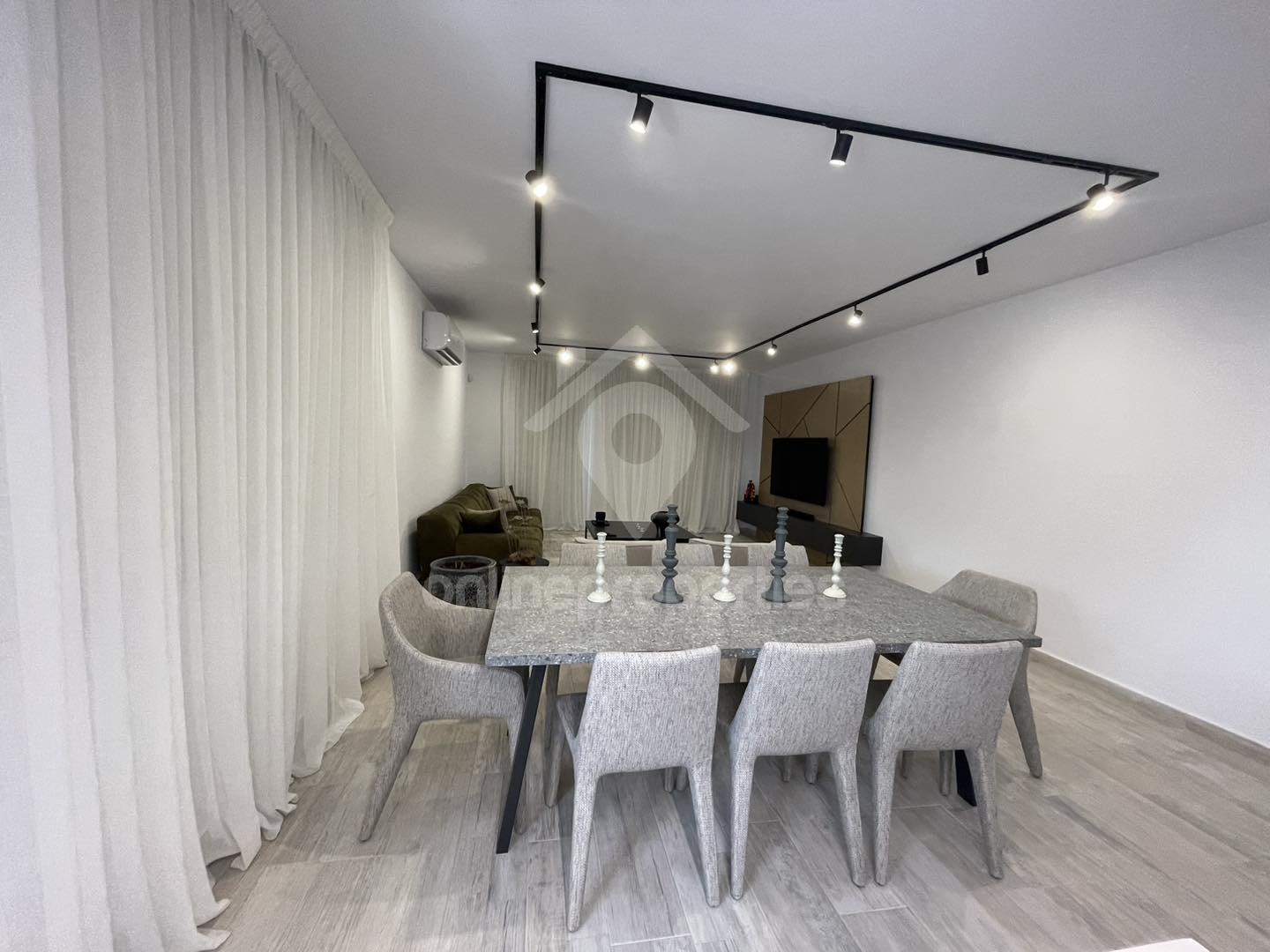 To change image, hover mouse over thumbnails below