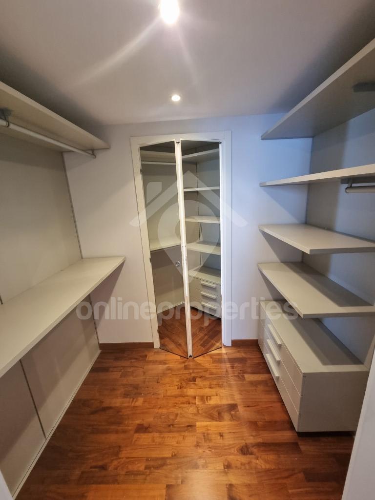 To change image, hover mouse over thumbnails below