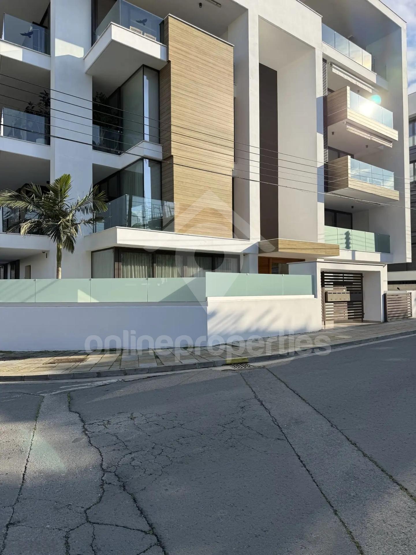 To change image, hover mouse over thumbnails below