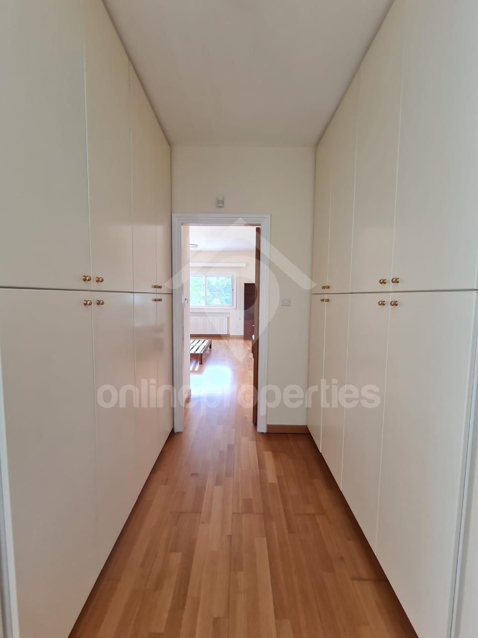 To change image, hover mouse over thumbnails below