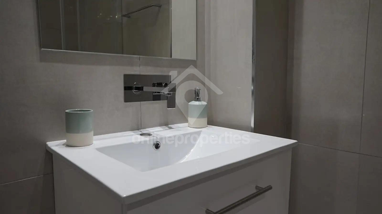 To change image, hover mouse over thumbnails below