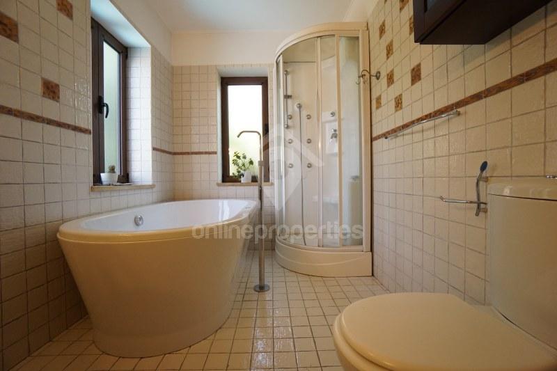 To change image, hover mouse over thumbnails below