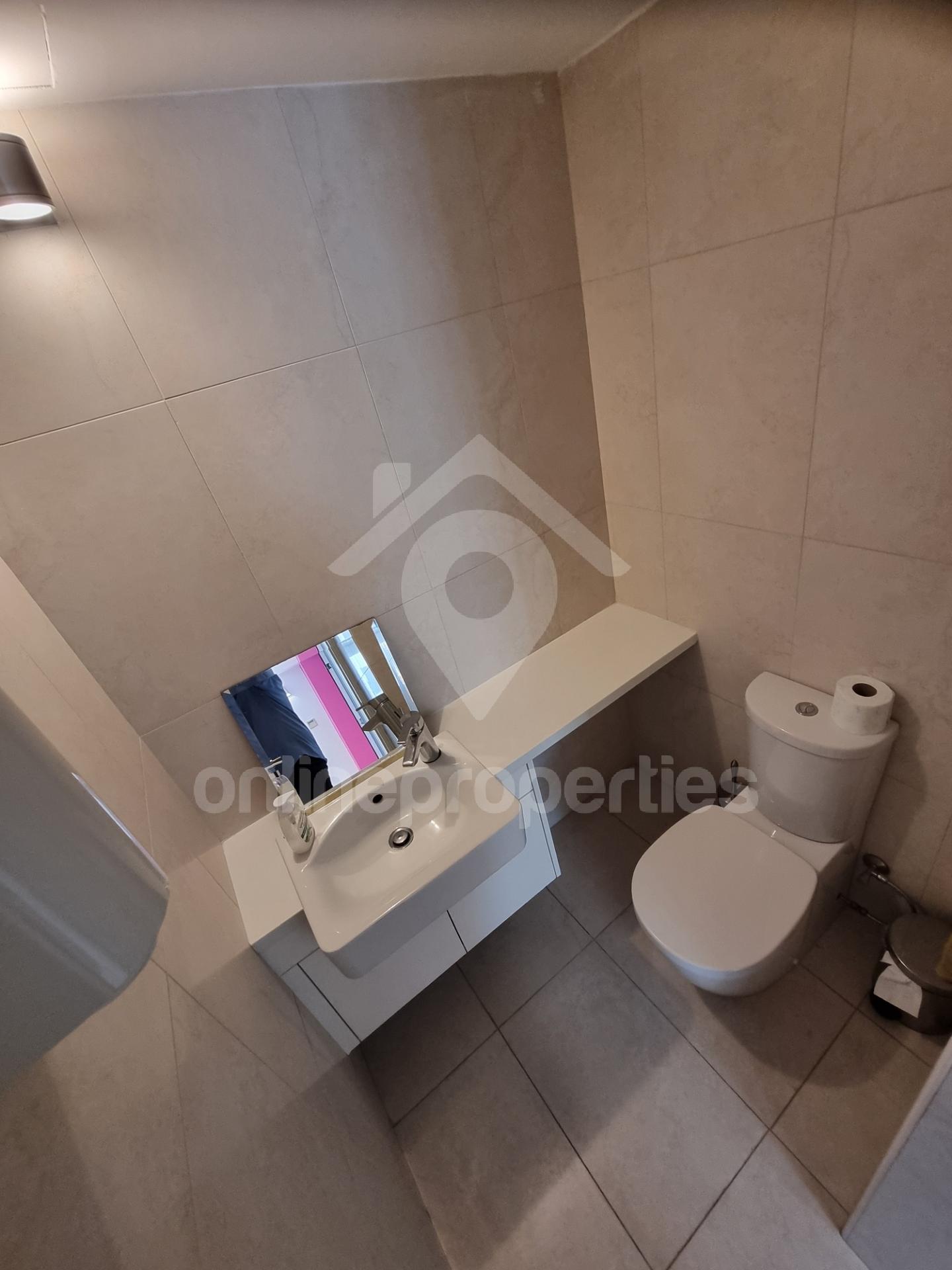 To change image, hover mouse over thumbnails below