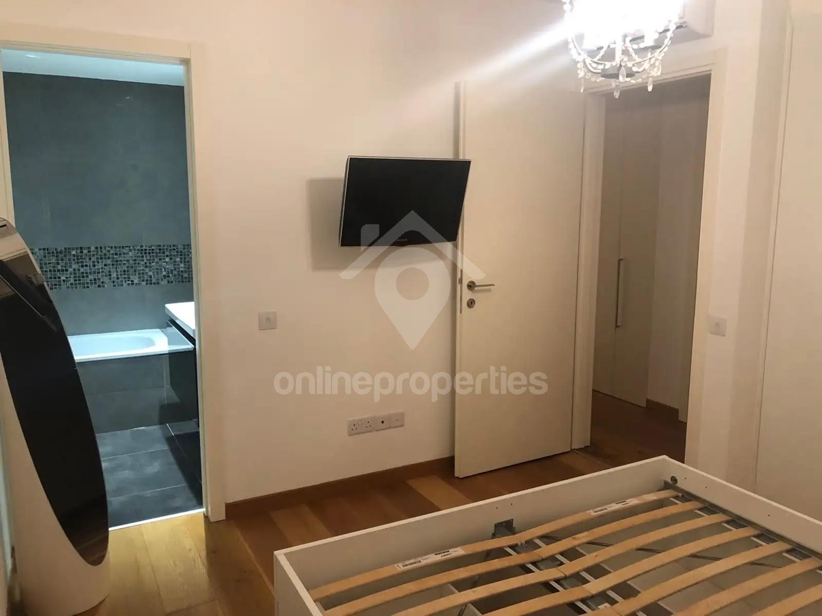 To change image, hover mouse over thumbnails below