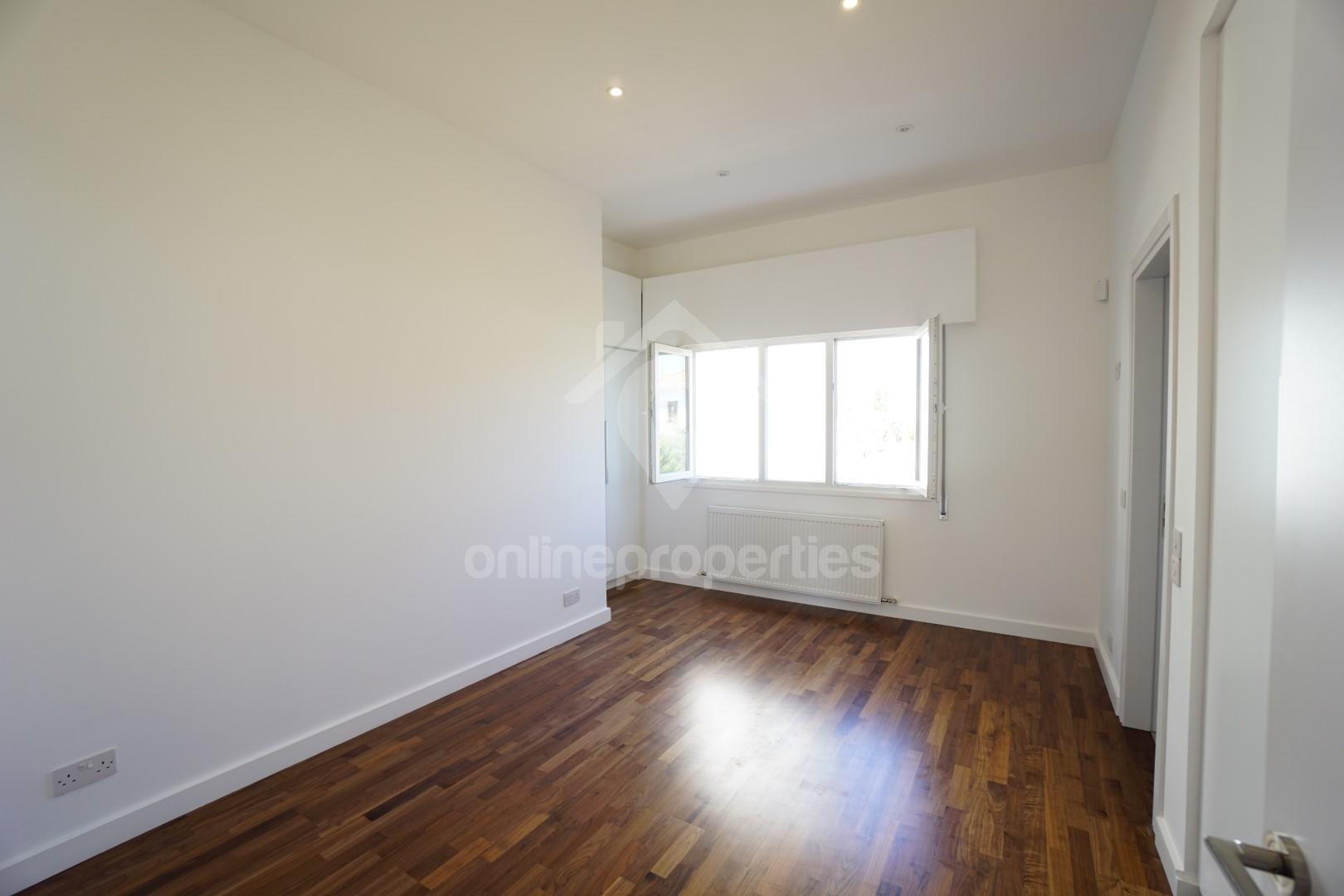 To change image, hover mouse over thumbnails below