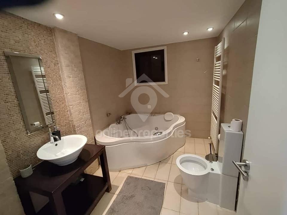 To change image, hover mouse over thumbnails below