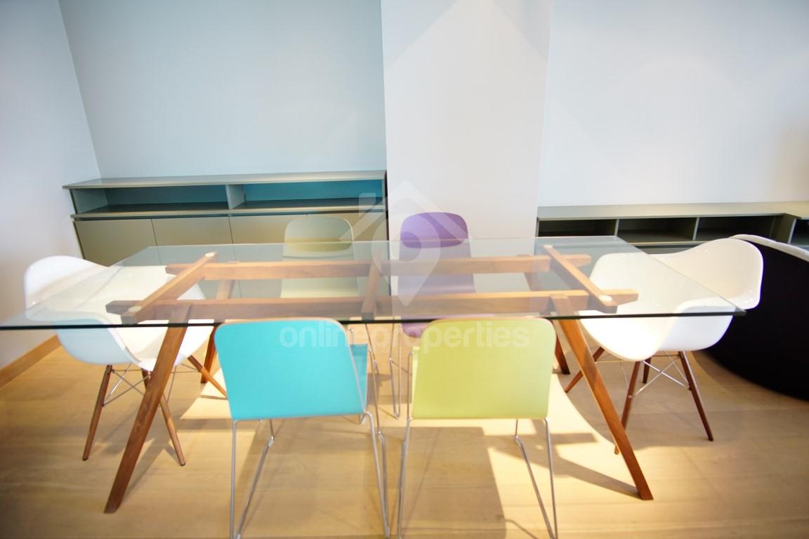 To change image, hover mouse over thumbnails below