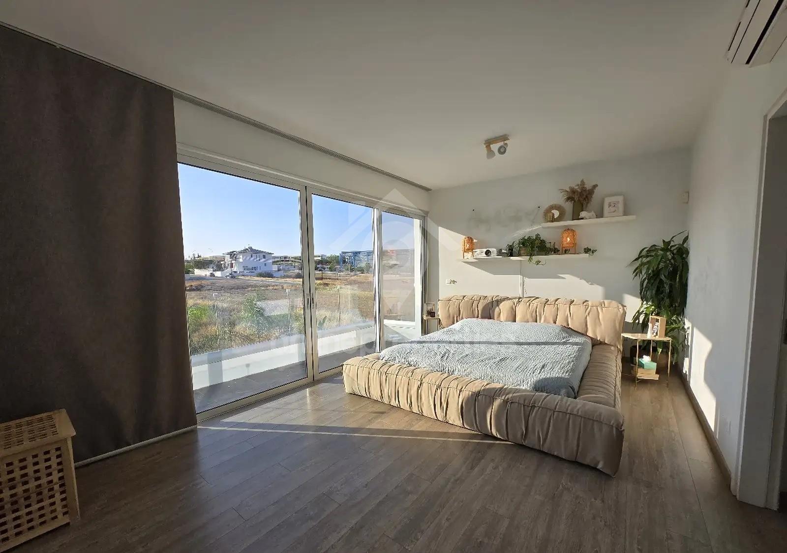 To change image, hover mouse over thumbnails below