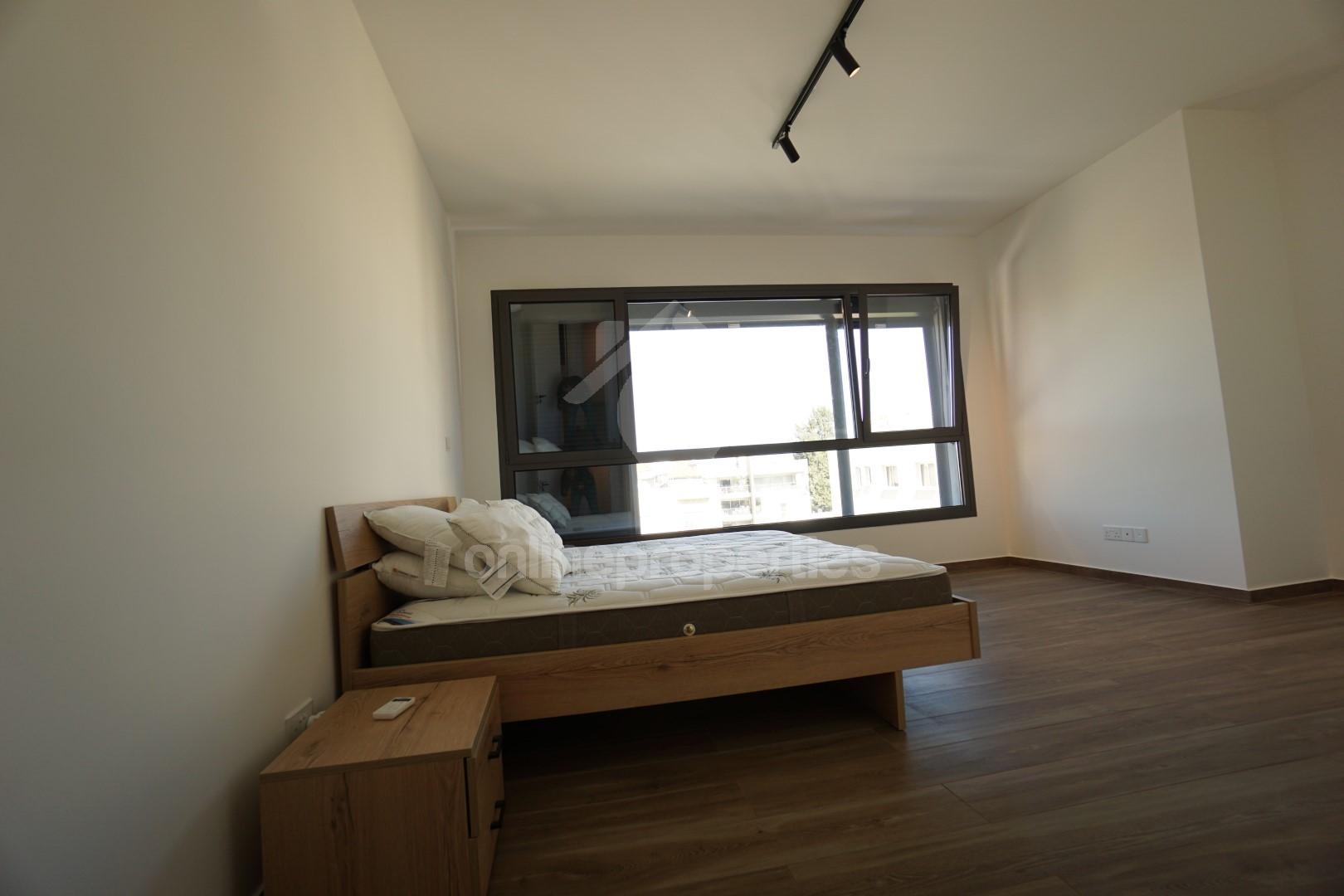 To change image, hover mouse over thumbnails below