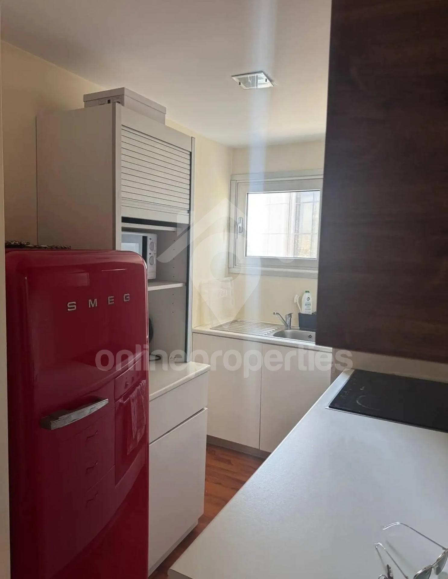 To change image, hover mouse over thumbnails below