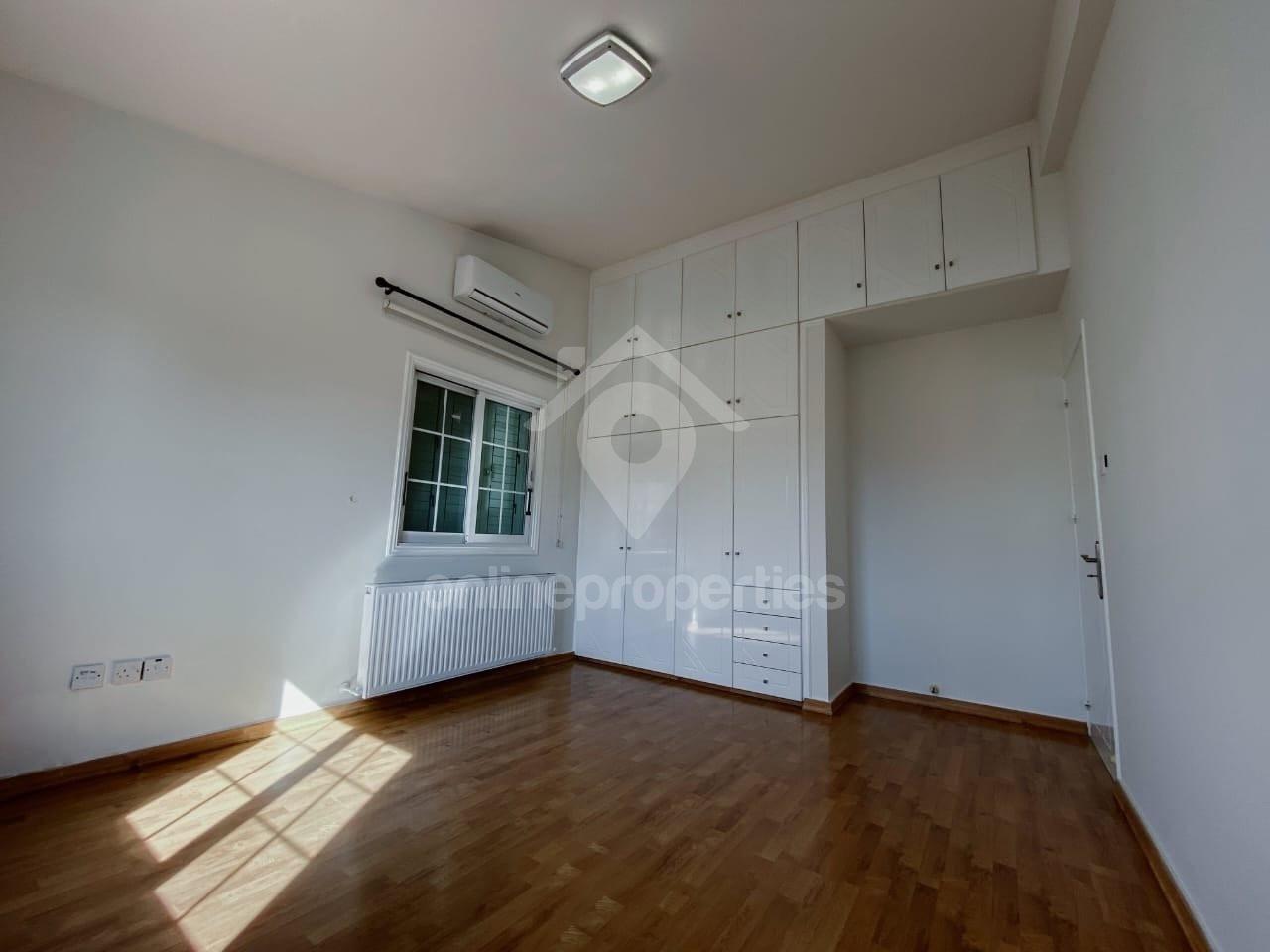 To change image, hover mouse over thumbnails below