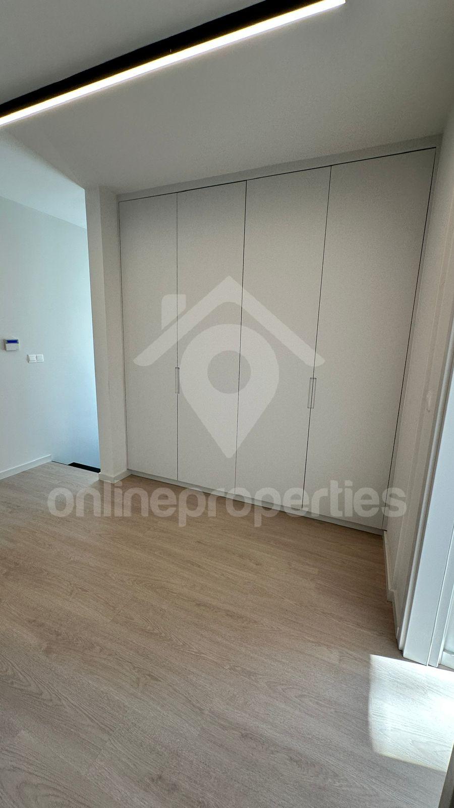 To change image, hover mouse over thumbnails below