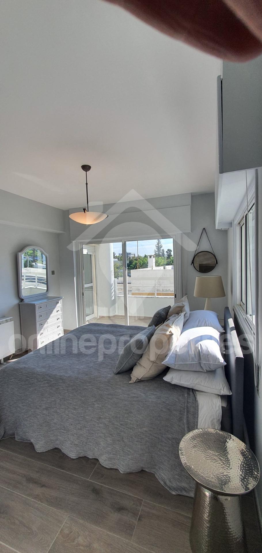 To change image, hover mouse over thumbnails below