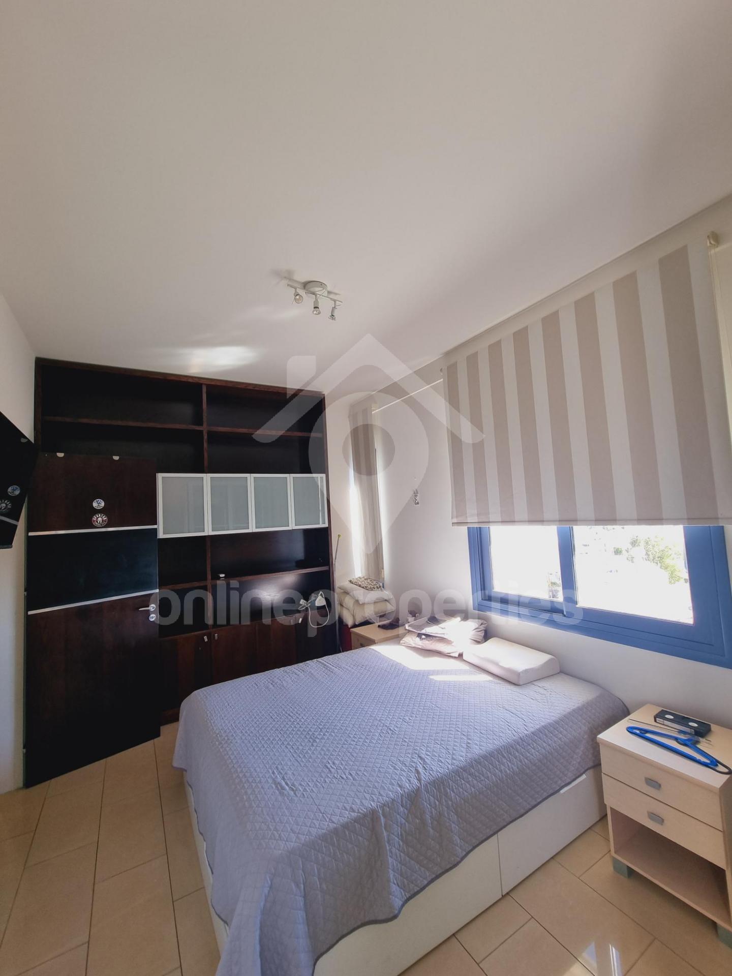 To change image, hover mouse over thumbnails below