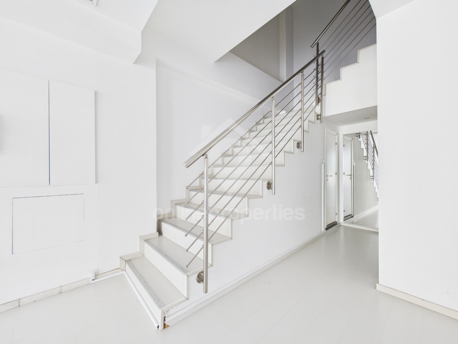 To change image, hover mouse over thumbnails below