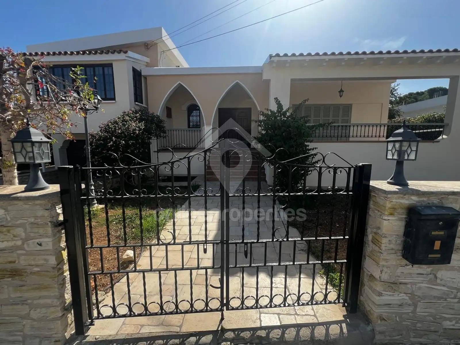 Spacious 5-Bed Gem with Garden in Platy! | Now for Rent