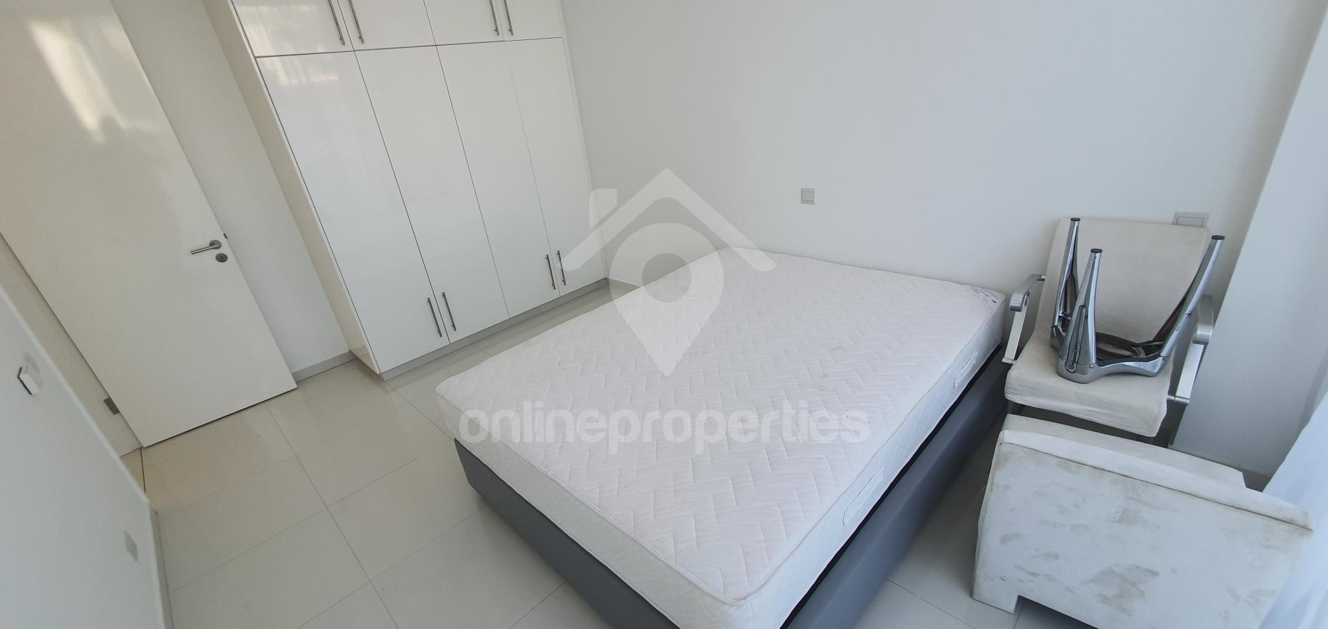 To change image, hover mouse over thumbnails below