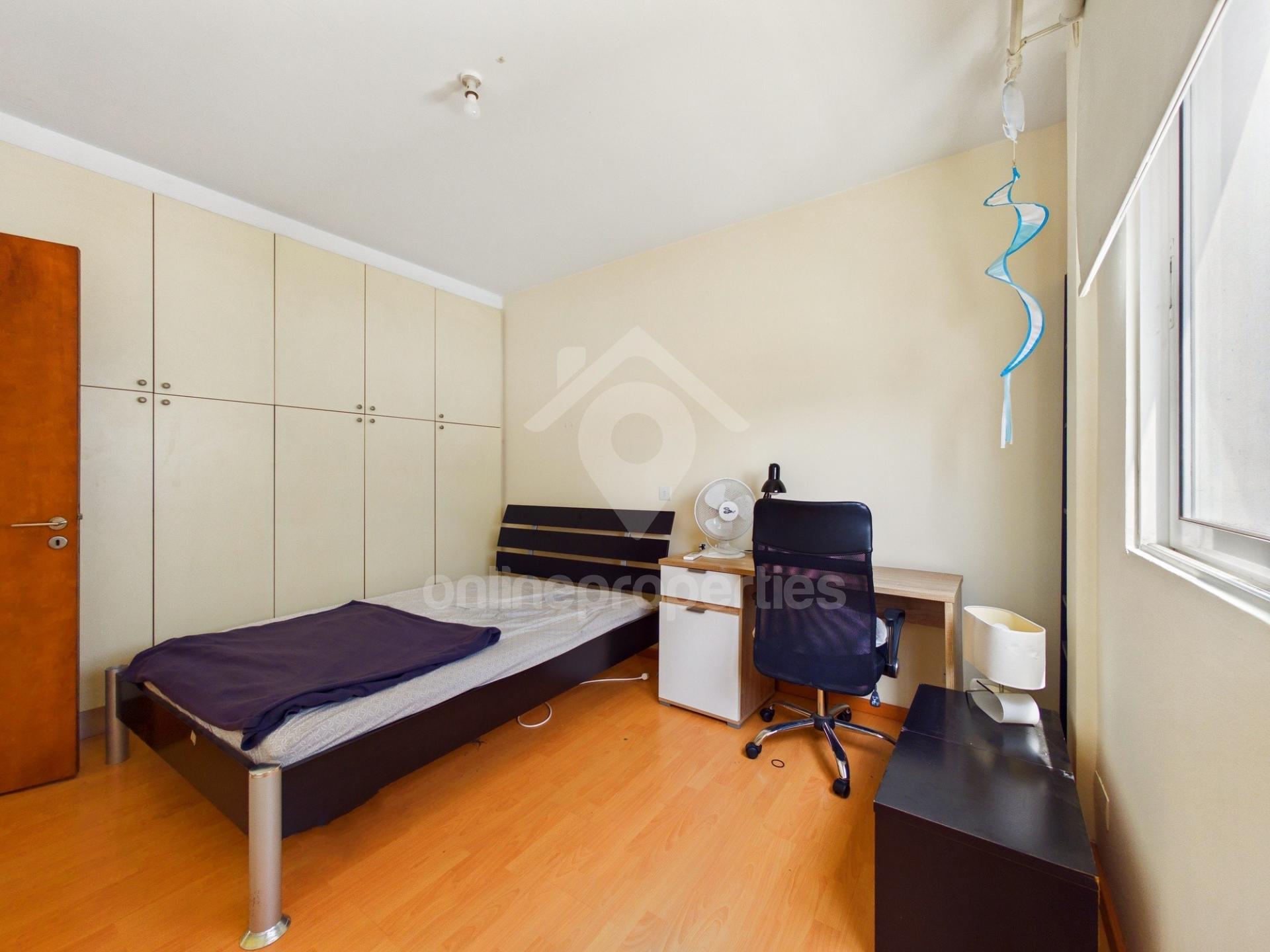 To change image, hover mouse over thumbnails below