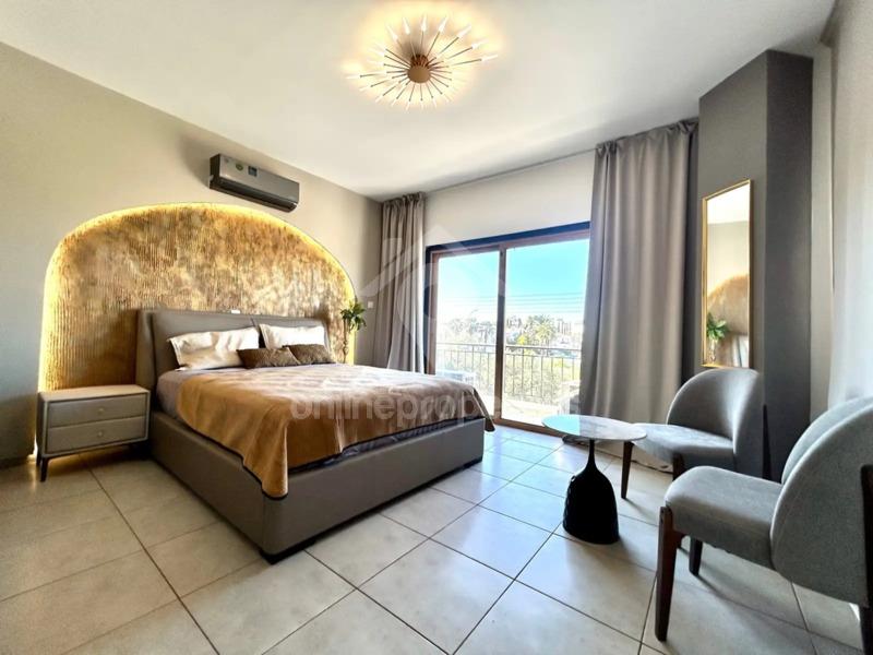 To change image, hover mouse over thumbnails below