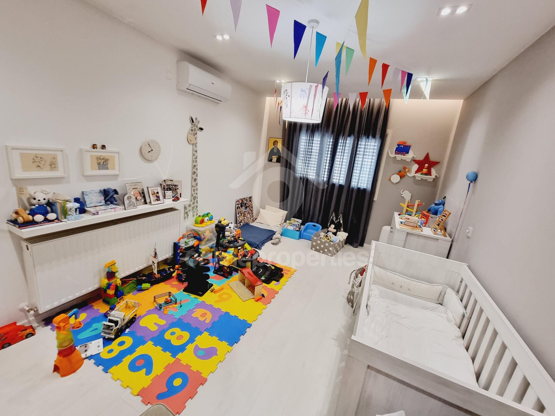 To change image, hover mouse over thumbnails below