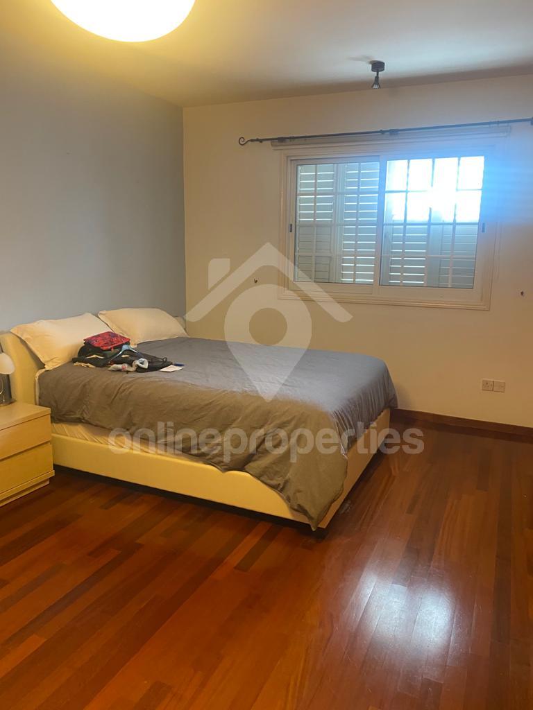 To change image, hover mouse over thumbnails below