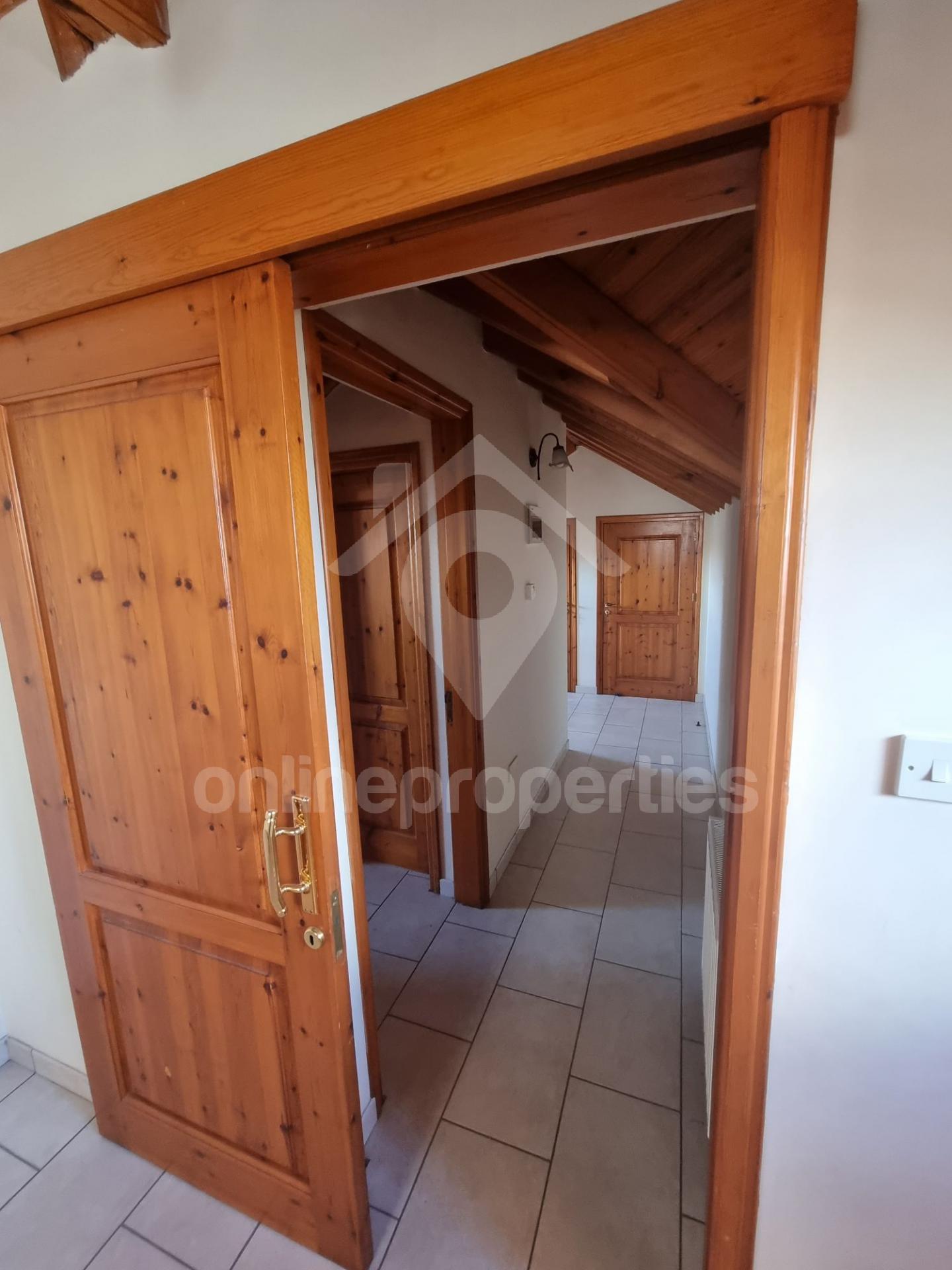 To change image, hover mouse over thumbnails below