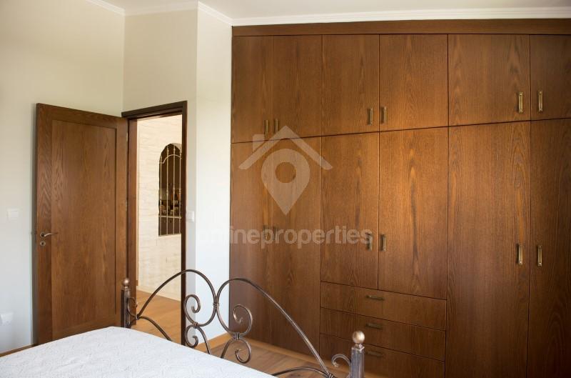 To change image, hover mouse over thumbnails below