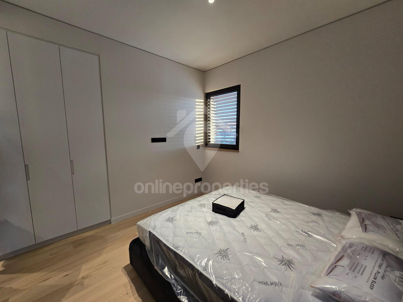 To change image, hover mouse over thumbnails below