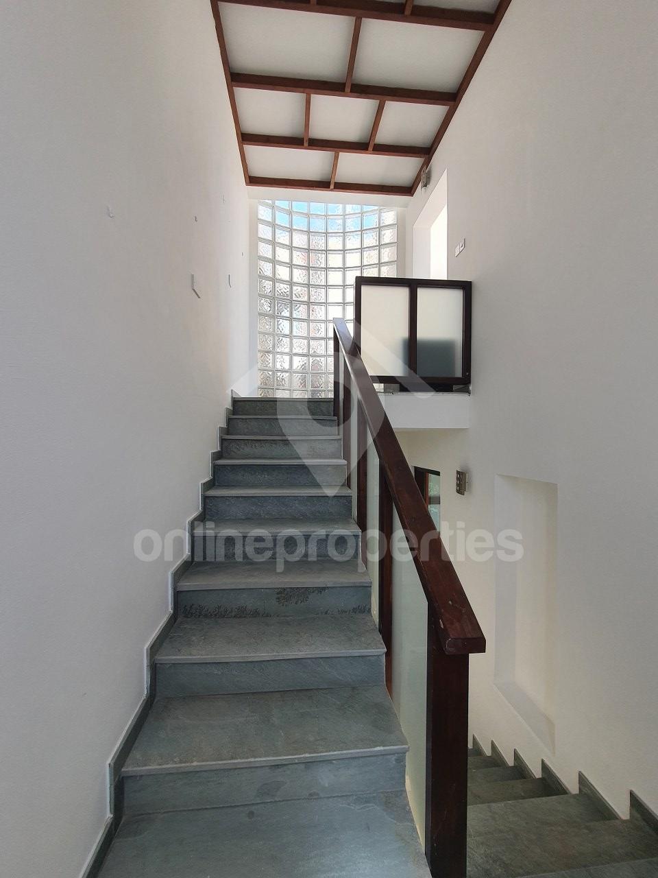 To change image, hover mouse over thumbnails below