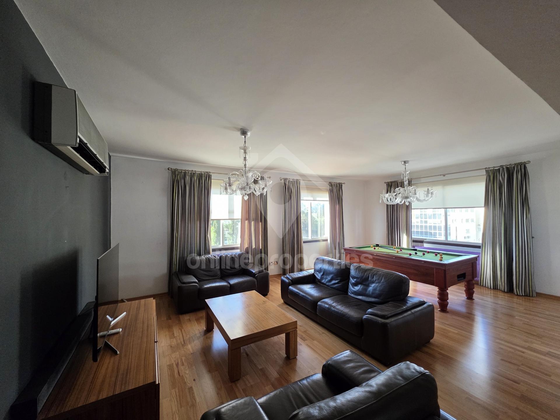 To change image, hover mouse over thumbnails below