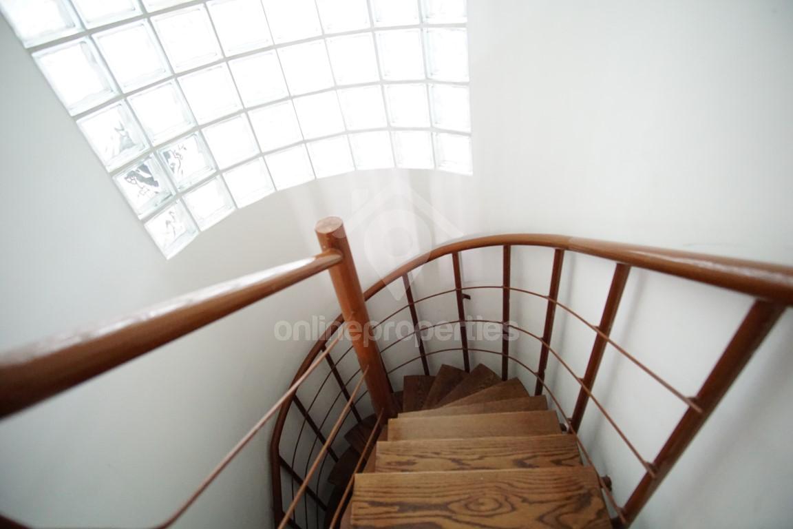 To change image, hover mouse over thumbnails below