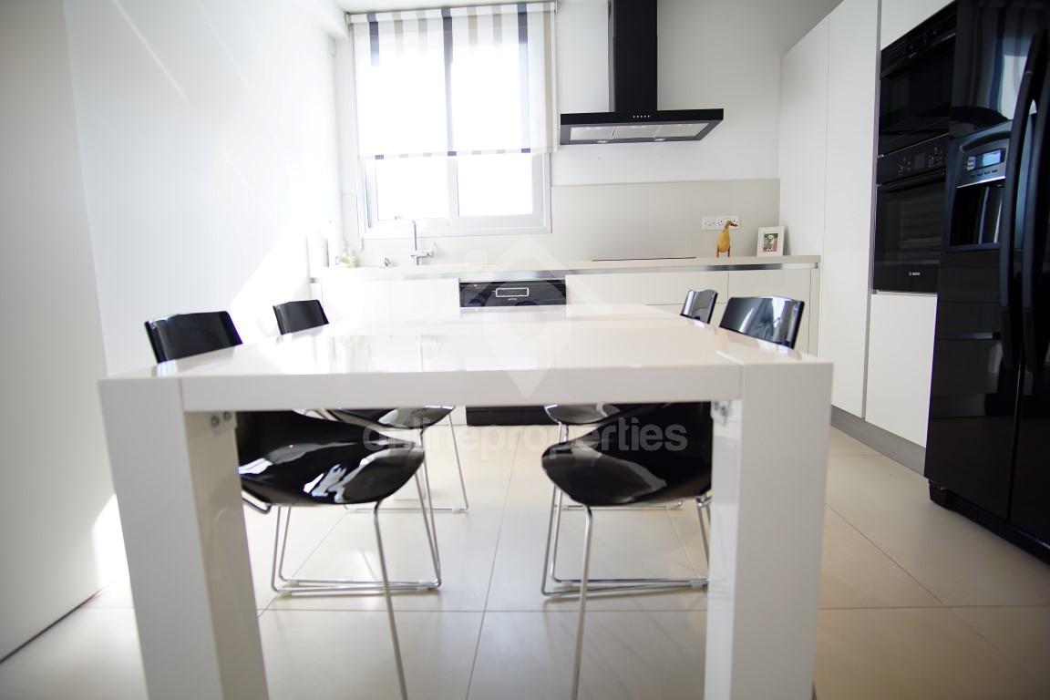 To change image, hover mouse over thumbnails below