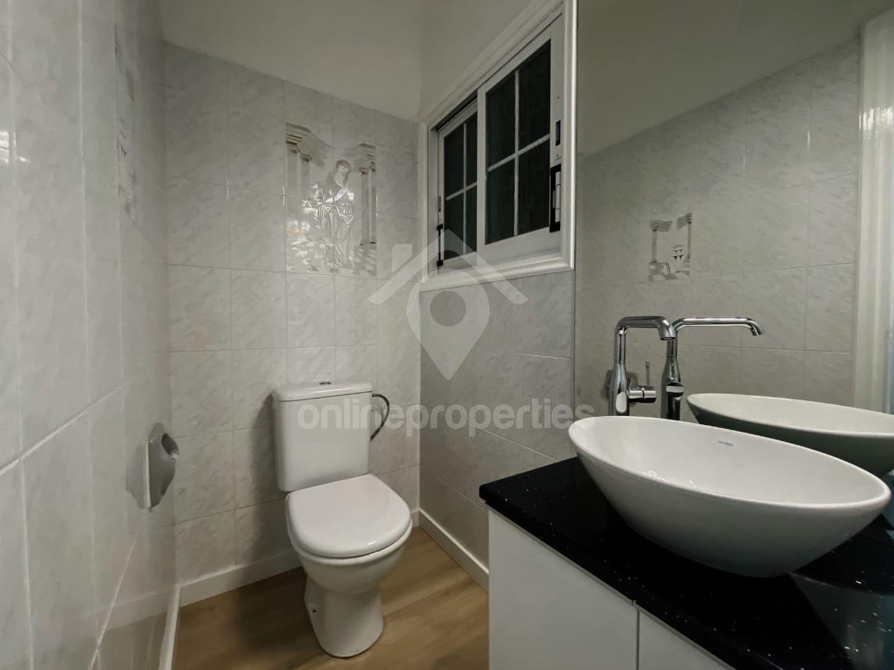 To change image, hover mouse over thumbnails below