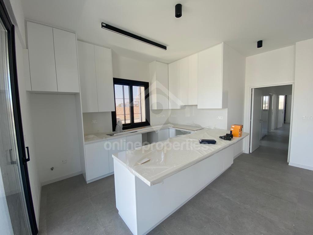 To change image, hover mouse over thumbnails below