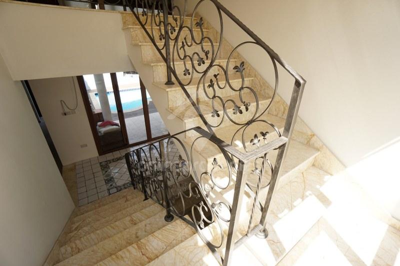 To change image, hover mouse over thumbnails below