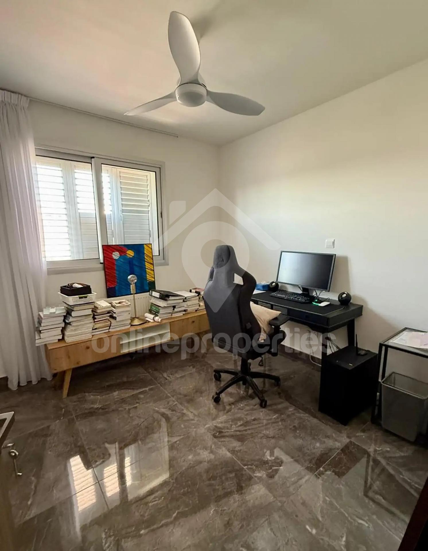 To change image, hover mouse over thumbnails below