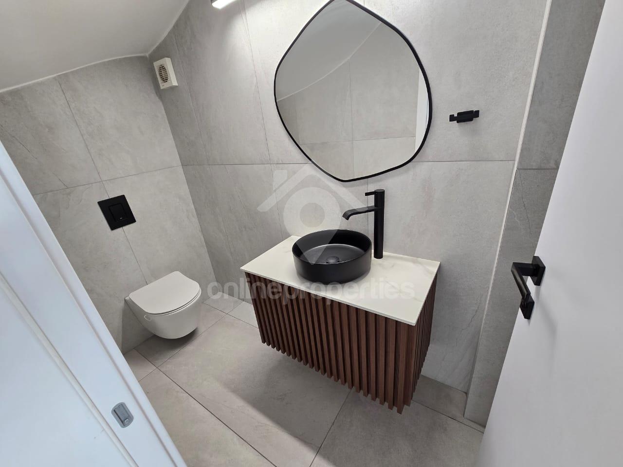 To change image, hover mouse over thumbnails below