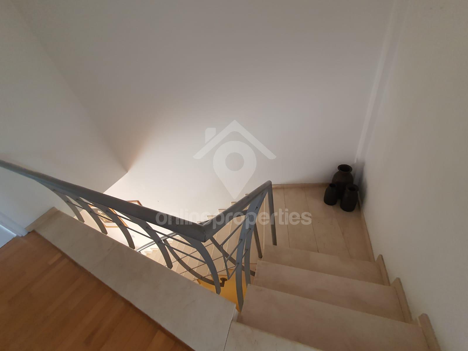 To change image, hover mouse over thumbnails below