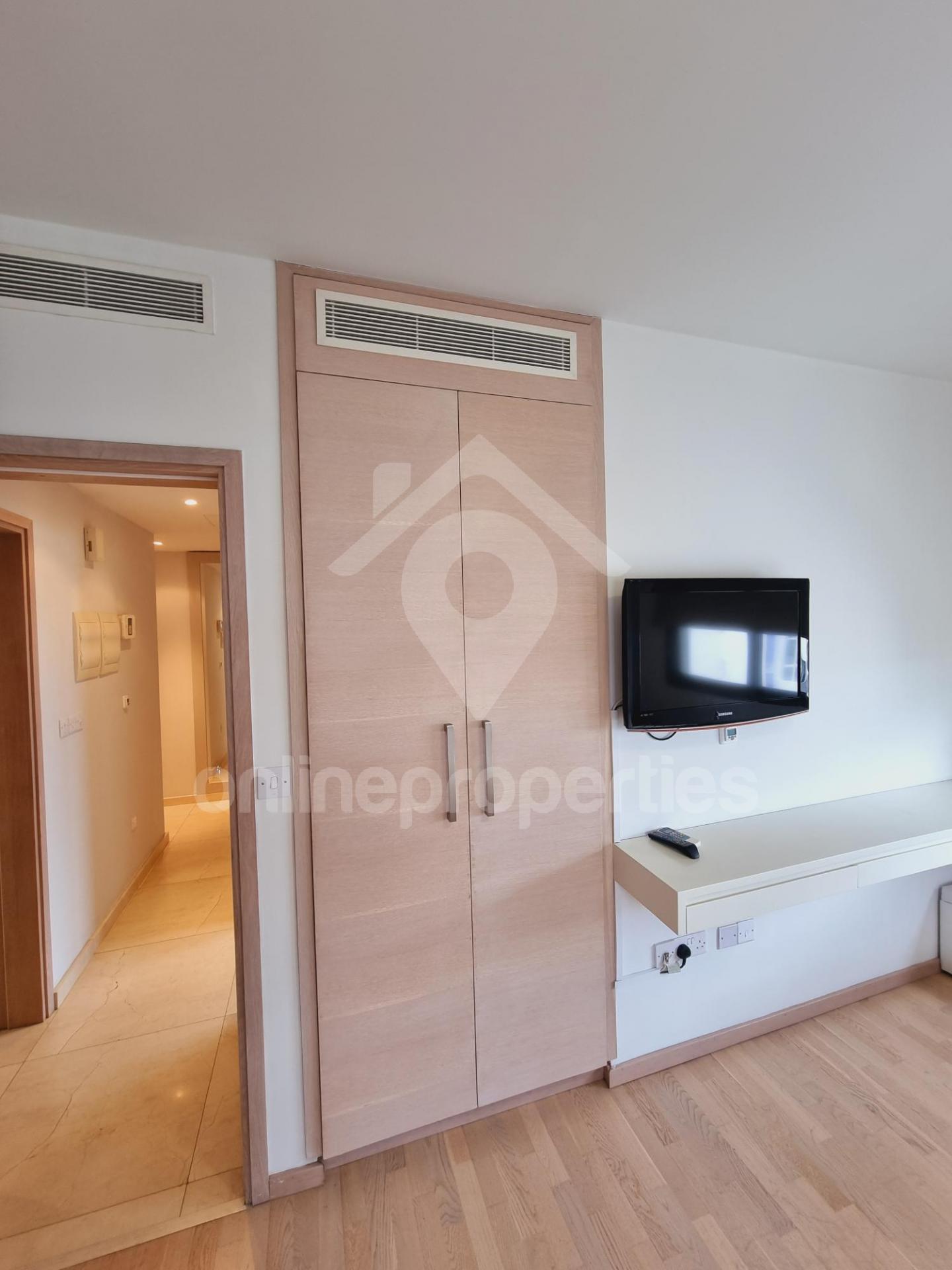 To change image, hover mouse over thumbnails below