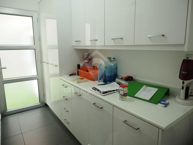 To change image, hover mouse over thumbnails below