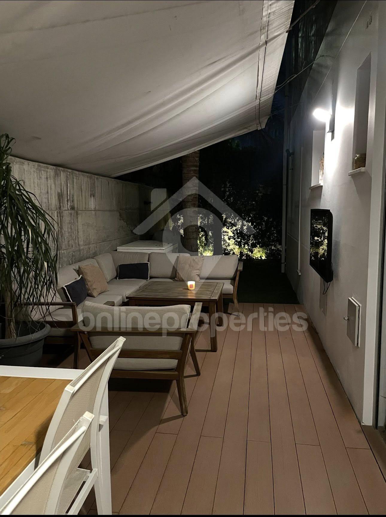 To change image, hover mouse over thumbnails below