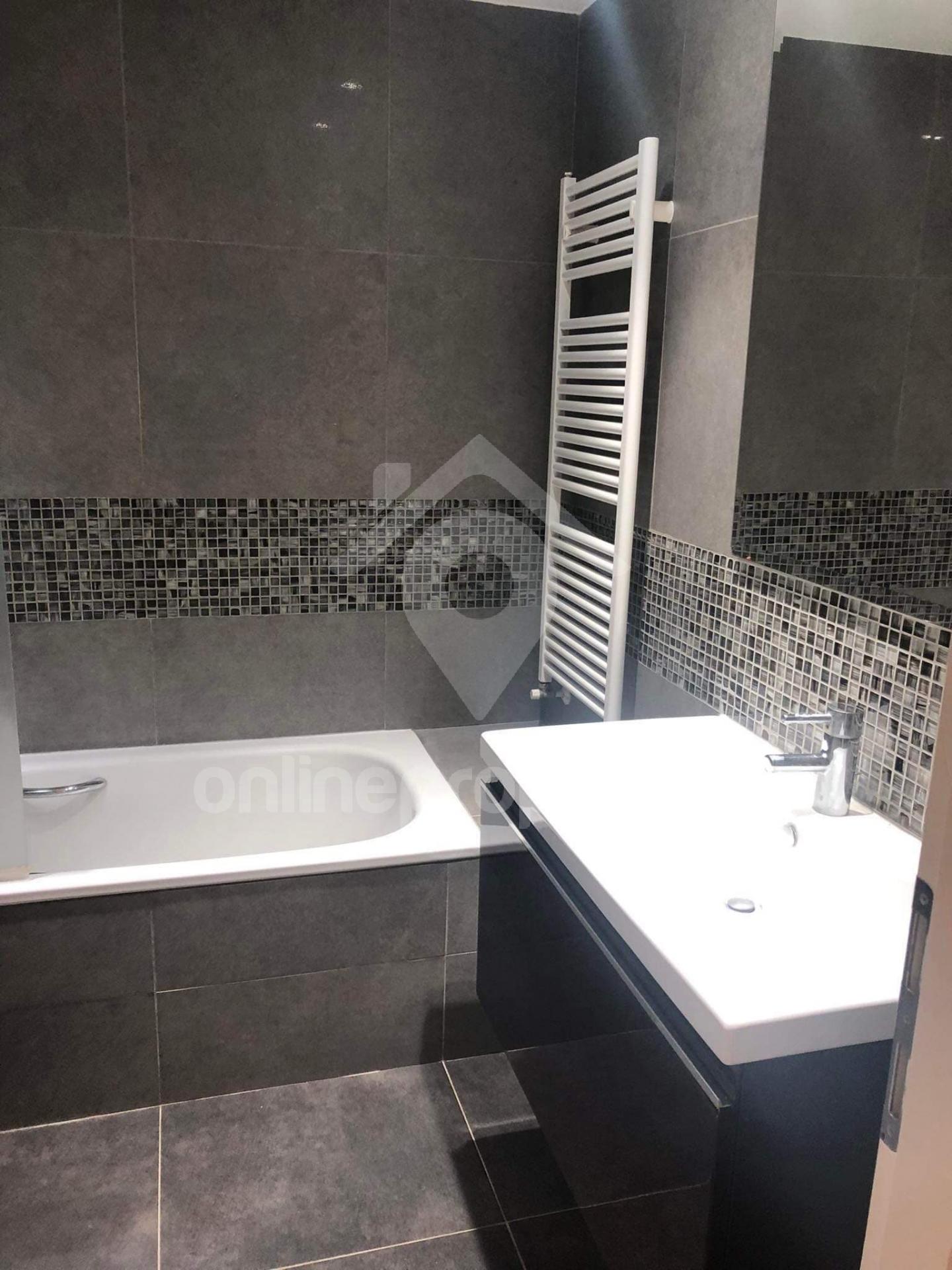 To change image, hover mouse over thumbnails below