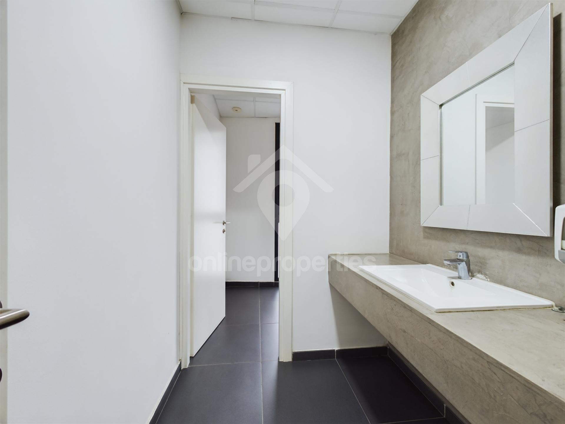 To change image, hover mouse over thumbnails below