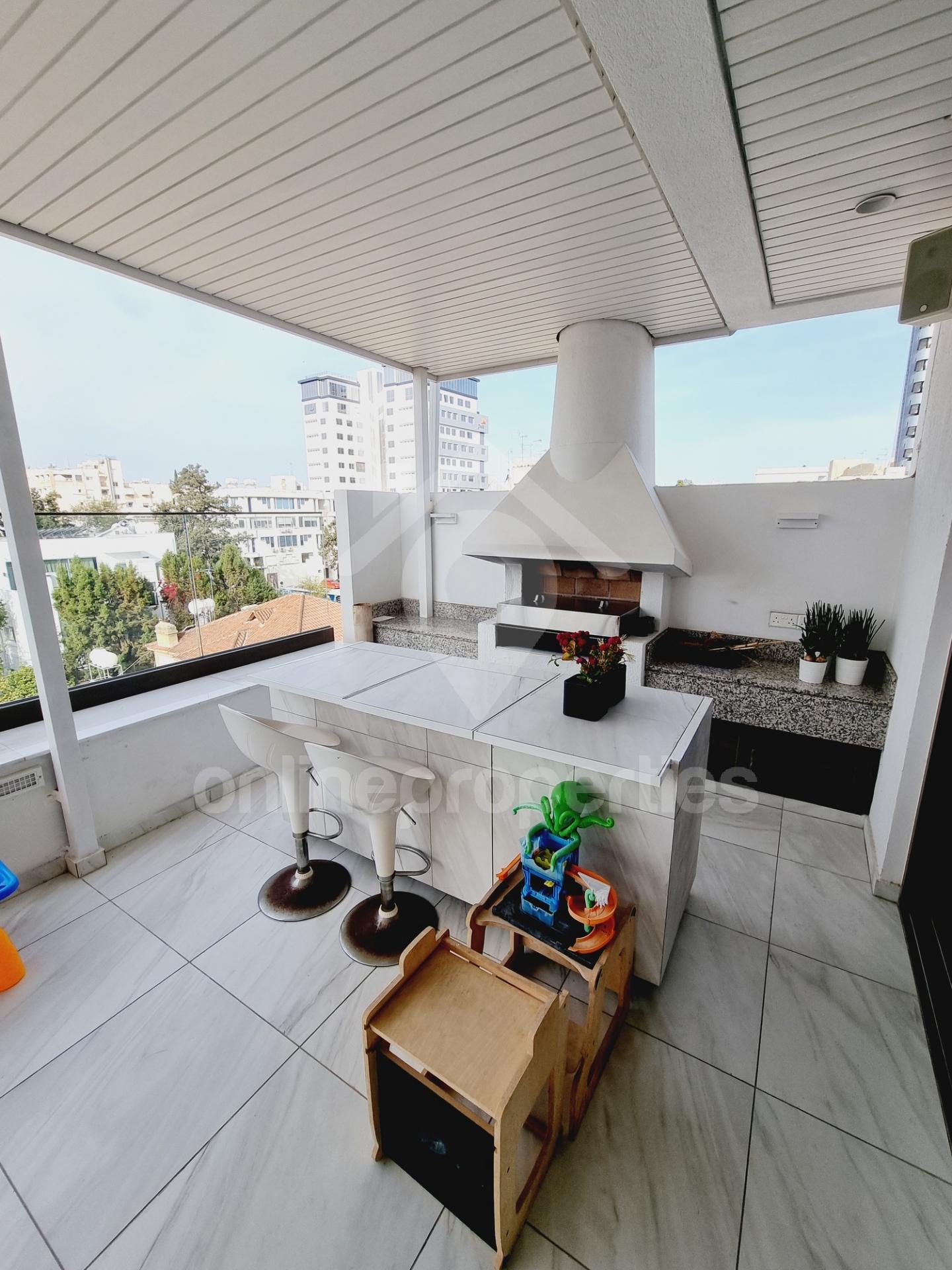 To change image, hover mouse over thumbnails below