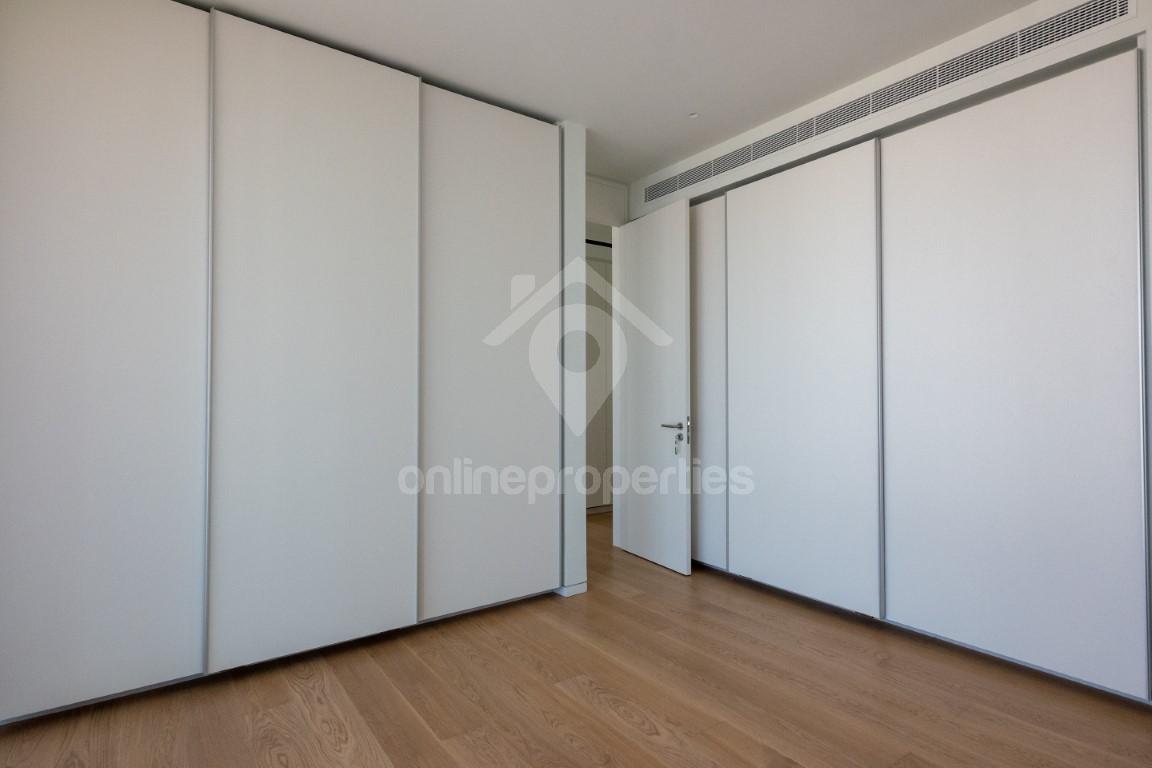 To change image, hover mouse over thumbnails below