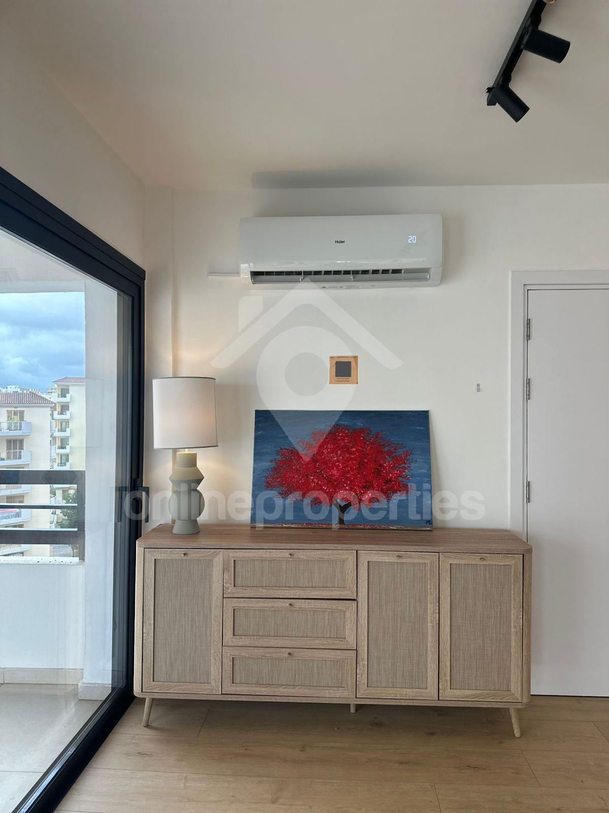 To change image, hover mouse over thumbnails below