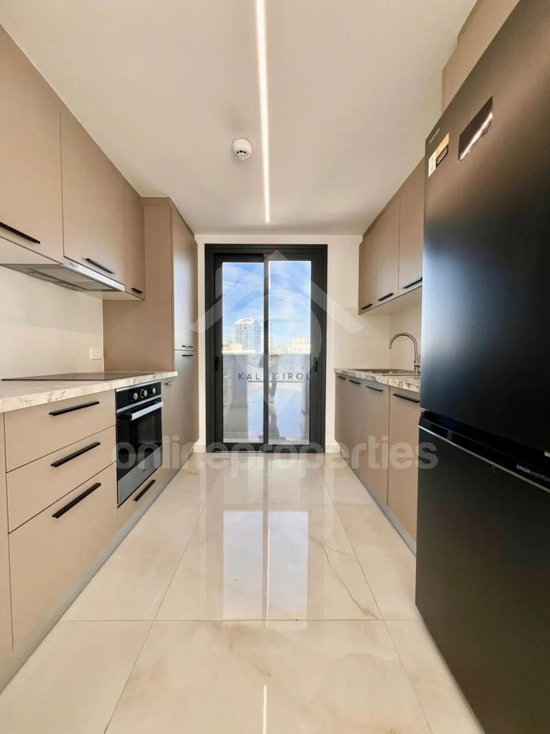 To change image, hover mouse over thumbnails below